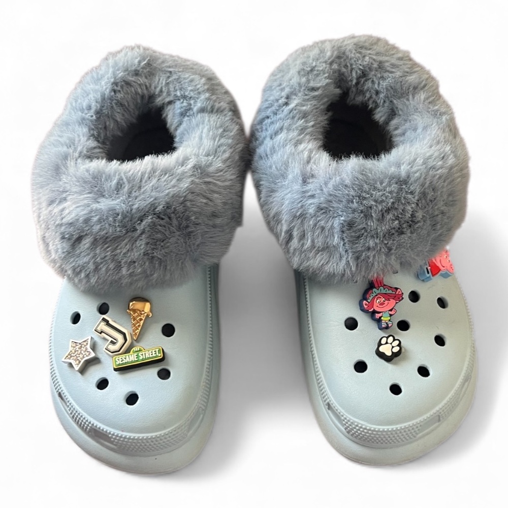 Unisex Crocs Furever Crush clogs in a light blue with a faux-shearling M6/W7 - Picture 2 of 9